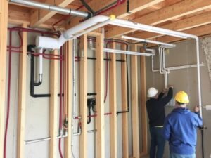 أعمال البنية التحتية في بناء منازل تشمل التمديدات الكهربائية والصحية