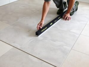 تركيب بلاط الأرضيات في أعمال البلاط