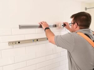 تركيب بلاط الجدران في أعمال البلاط