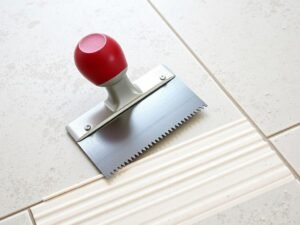 تطبيق المادة اللاصقة قبل تركيب السيراميك