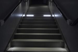 سلم مع إضاءة LED مدمجة تحت الدرجات وفي الدرابزين