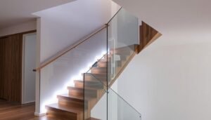 سلم معاصر بتصميم مبتكر يجمع بين الخشب والزجاج والإضاءة