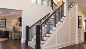 سلم مكتمل البناء بتشطيبات فاخرة في منزل عصري