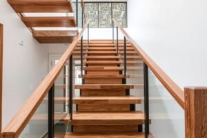 سلم يجمع بين الخشب والمعدن والزجاج بتصميم مبتكر