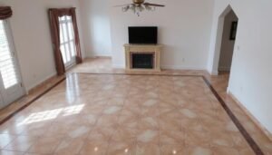 غرفة معيشة مع تركيب سيراميك احترافي ومتقن