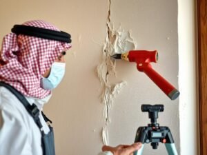 معلم ترميمات يقوم بأعمال ترميم الجدران وإصلاح التشققات معلم ترميمات يقوم بأعمال ترميم الجدران وإصلاح التشققات