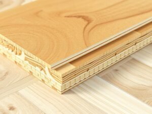 مقطع عرضي يوضح طبقات الباركيه الهندسي مع طبقة علوية من الخشب الطبيعي وطبقات سفلية من الخشب المضغوط