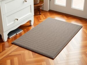 وسائد حماية مختلفة لأرجل الأثاث وسجادة عند مدخل الغرفة لحماية أرضية الباركيه