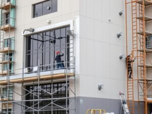 عملية ترميم لمبنى تجاري في حولي بالكويت