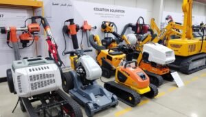 معدات حديثة مستخدمة في تكسير مباني الخالدية